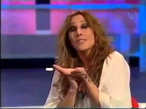 Malú contando un chiste