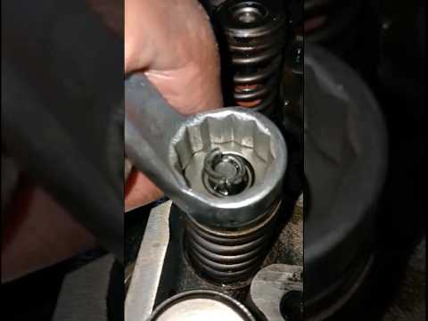 valve keepers installed easy way #oldschool #mechanic #mechaniclife #perfection #diy