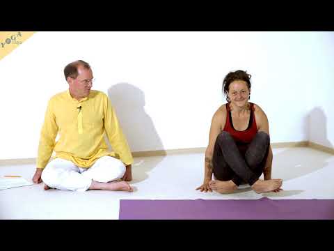 Hahn Yoga Figur - mit gekreuzten Beinen - Yoga Asana Lexikon