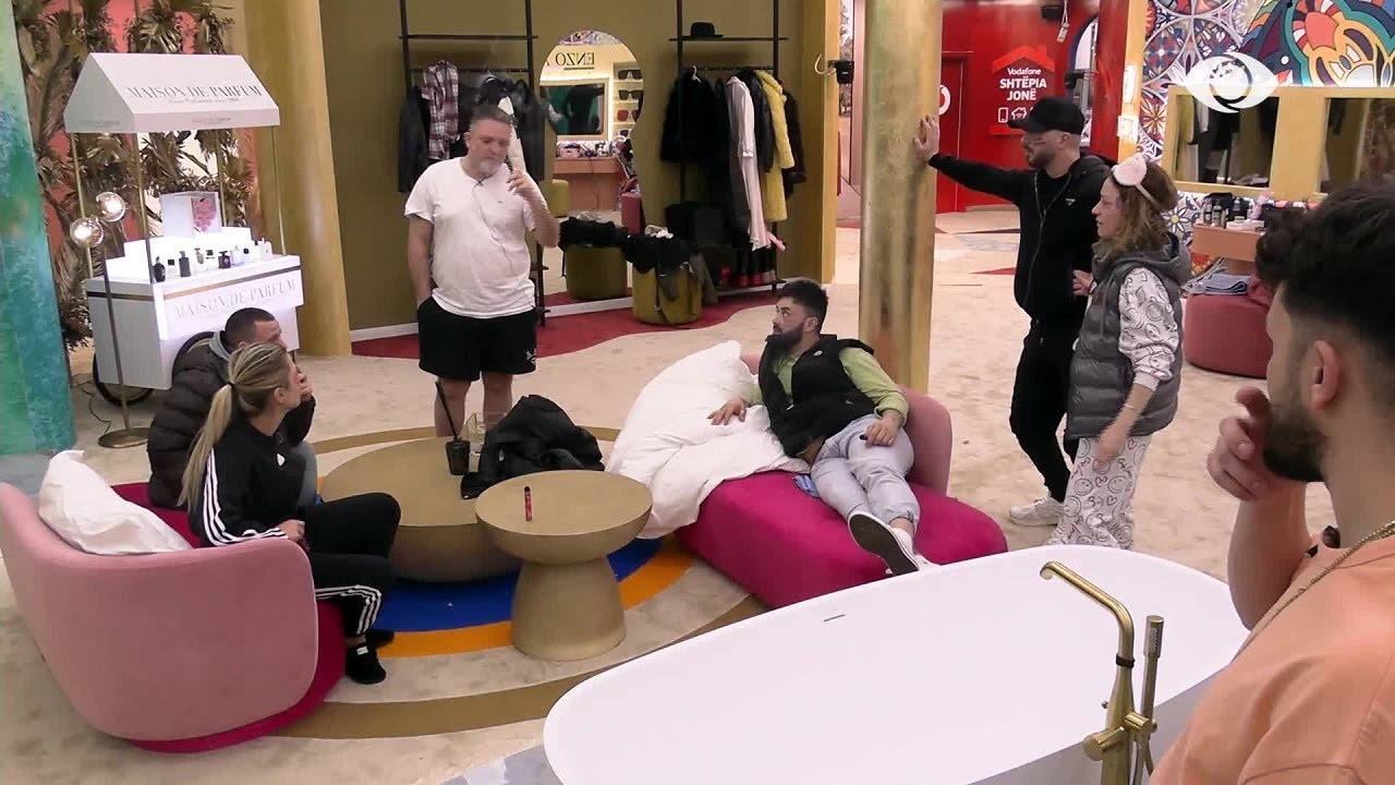 Banorët shtyjnë kohën, luajnë lojën me “kungulleshkë”. Ja kush fiton