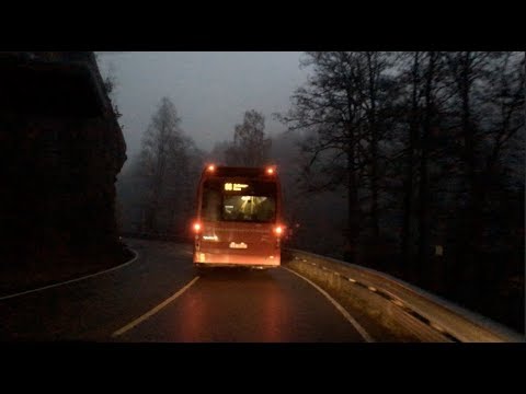 Her kjører Svartskog-skolebussen uten sikkerhetsbelter på glatt føre