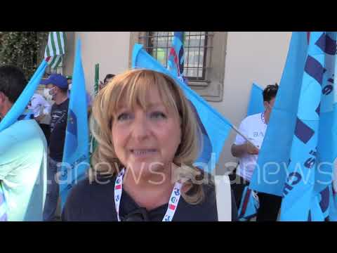 Florence, unions gather in Piazza Santa Croce to demand an extension of the layoff ban.
