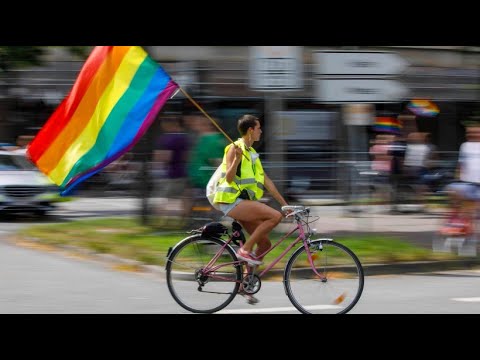 Celebrating at a distance: Bicycle demo instead of parade at the CSD in Hamburg