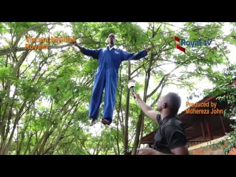 Rwabukamba Nkusi ugendera ku mugozi mu kireree