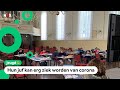 Deze klas krijgt les in een kerk