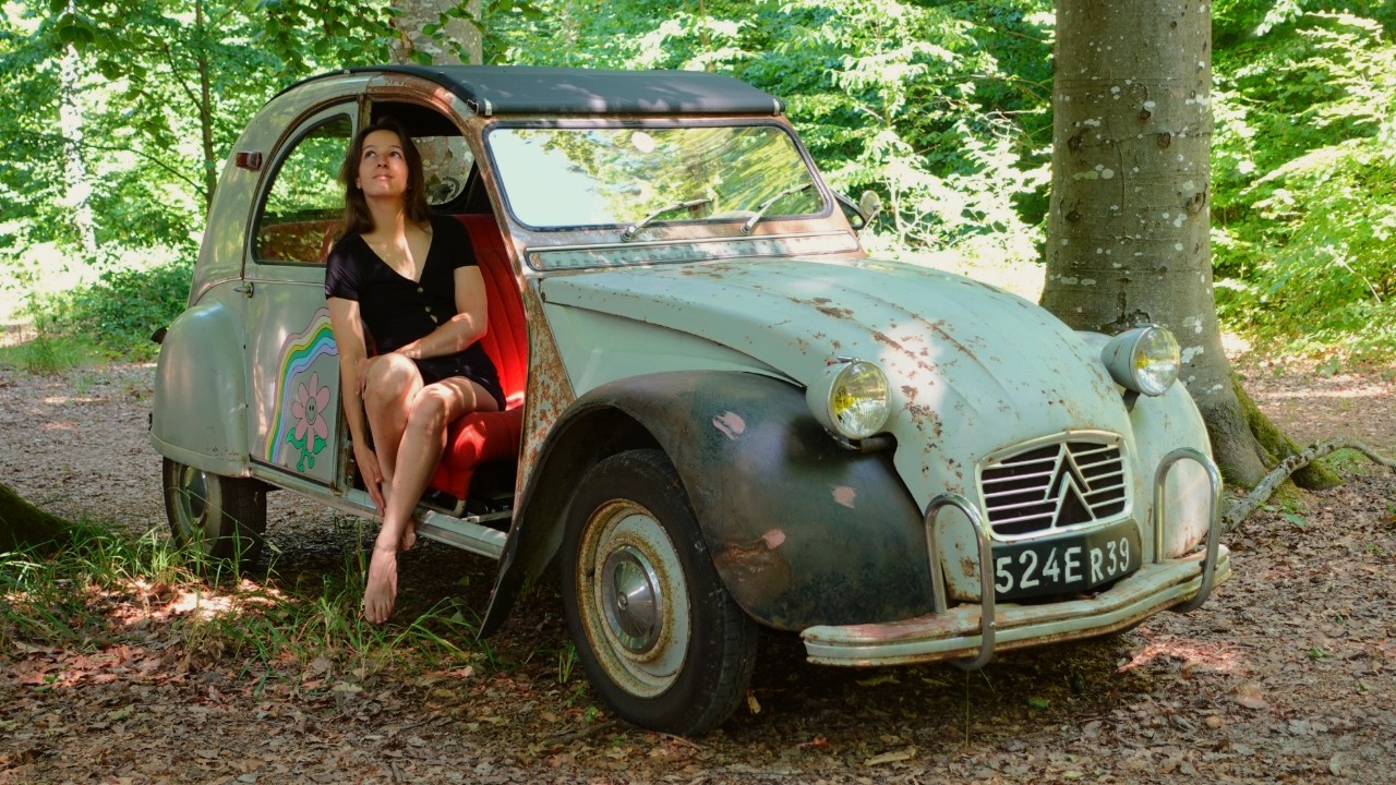 Je roule tous les jours dans la plus belle voiture française, une 2CV Citroën