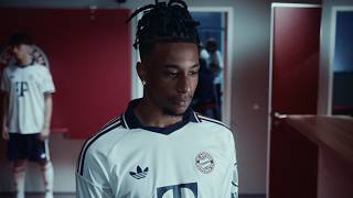 When 𝒂𝒖𝒓𝒂 meets 𝒆𝒍𝒆𝒈𝒂𝒏𝒄𝒆. ✨ Introducing the FC Bayern Away Jersey 26/27