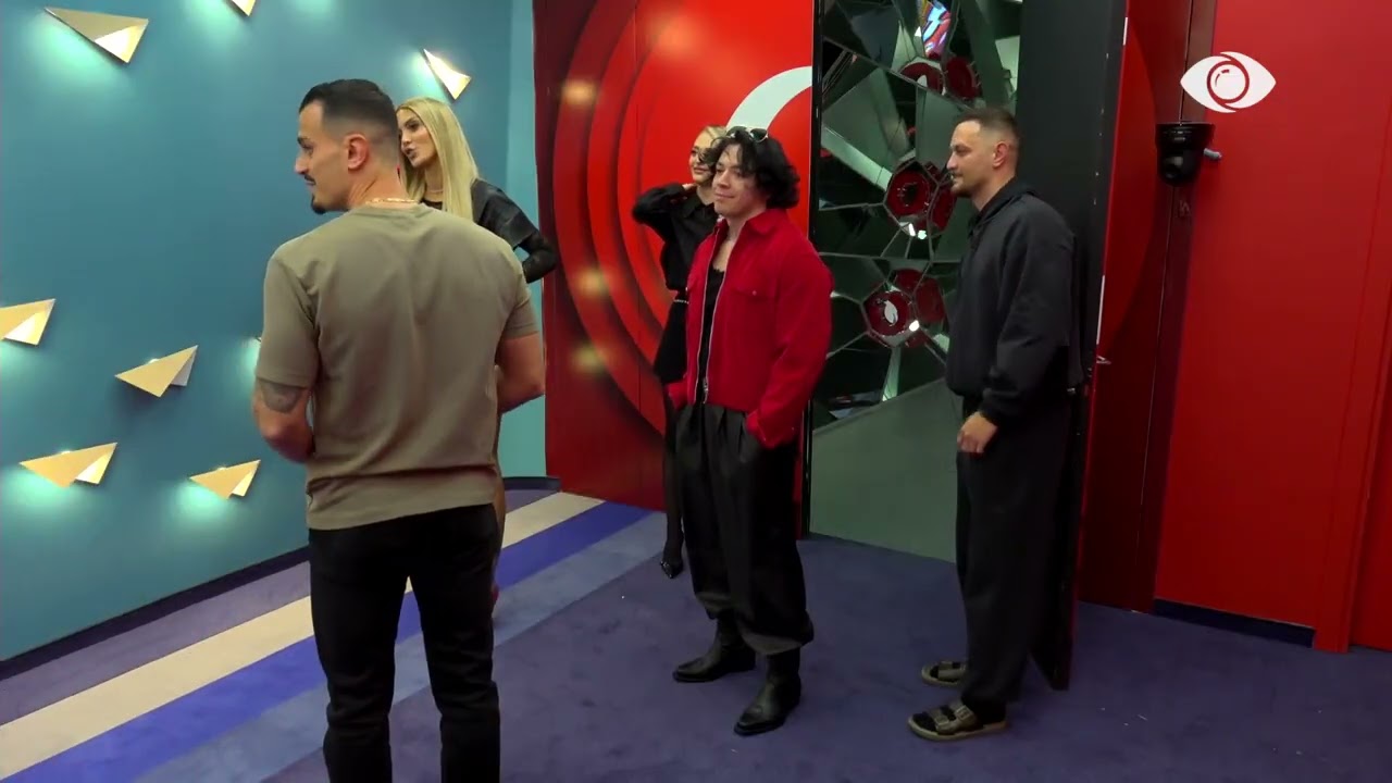 4 banorët më të vjetër dalin nga dera e kuqe për xhiron me makinë, përshëndeten me banorët e tjerë