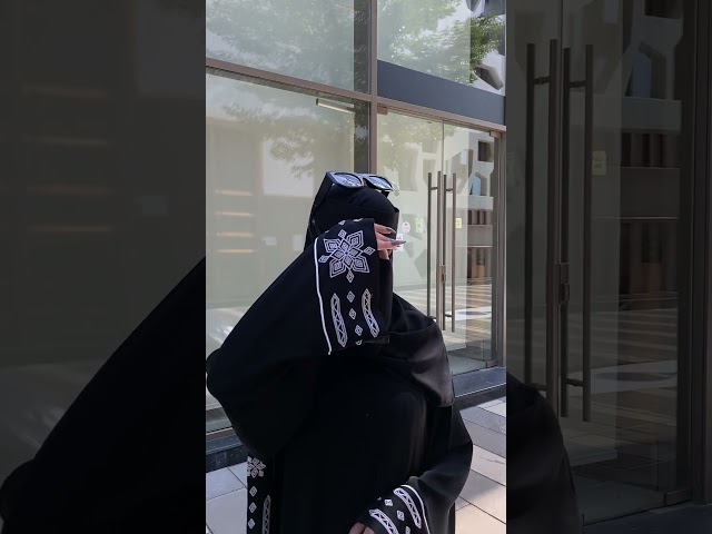 عباية اسود بتطريز ابيض