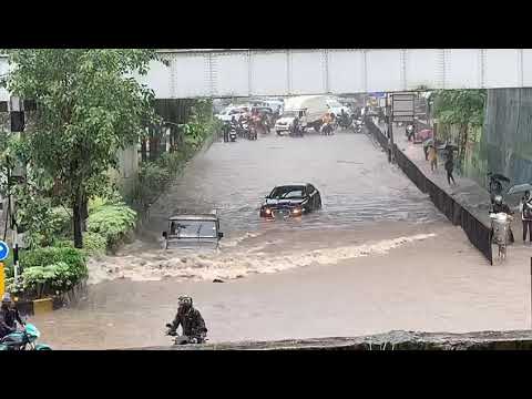 Jaguar Vs Bolero during rainy season in Mumbai | 2019