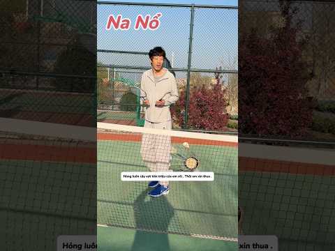 Chàng trai thách đấu cả trường bằng cây vợt khổng lồ #shorts