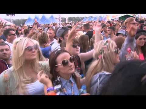 Afrojack playing Sandro Silva - Payback (Live at Creamfields 2013)