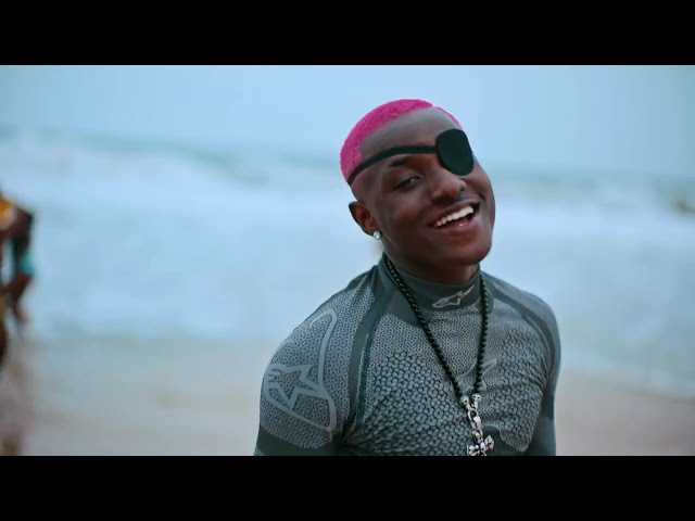 Video zu 'Girlfriend' ansehen