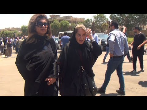 بوسي شلبي وشهيرة ورجاء حسين وبوسي يواسين سميرة عبدالعزيز أثناء تشييع جثمان زوجها