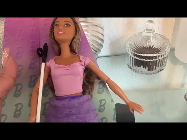 Vídeo relacionado con Barbie Fashionistas Muñeca ciega con top rosa a la moda, falda de volantes, bastón y gafas de sol, en colaboración con la American Foundation for the Blind, juguete +3 años (HRH17)