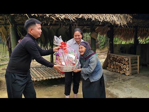 The old woman was deeply moved by the gift basket that Mr. Khang gave her.