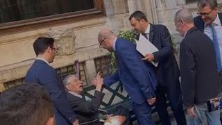 Bossi e lo stato maggiore della Lega nel cortile della Camera: il saluto a Fontana