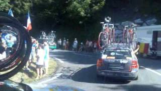 preview picture of video 'Autobus and team cars. Col d'Aubisque 2007 Tour de France.'