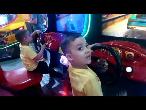 Disputa entre os gêmeos/Playstation/shopping/corrida de moto