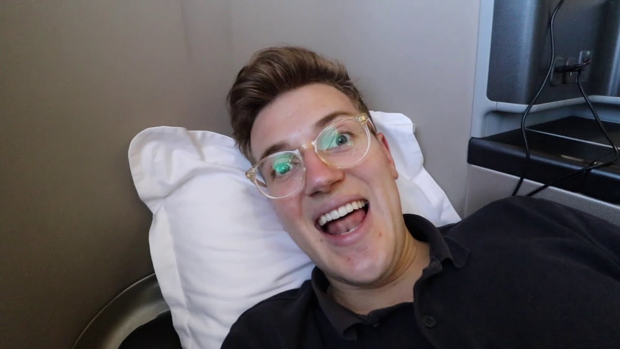 Qantas Airways International Business Lounge thumbnail