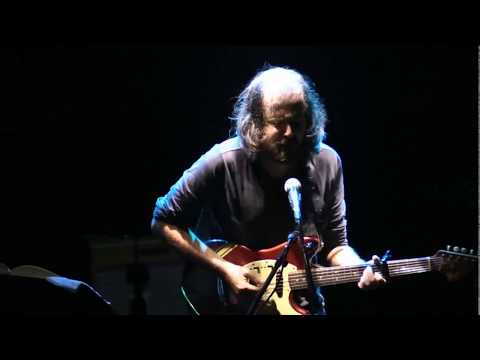 B Fachada canta "A Morte saiu à Rua" de Zeca Afonso LIVE