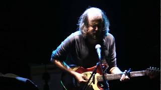 B Fachada canta &quot;A Morte saiu à Rua&quot; de Zeca Afonso LIVE