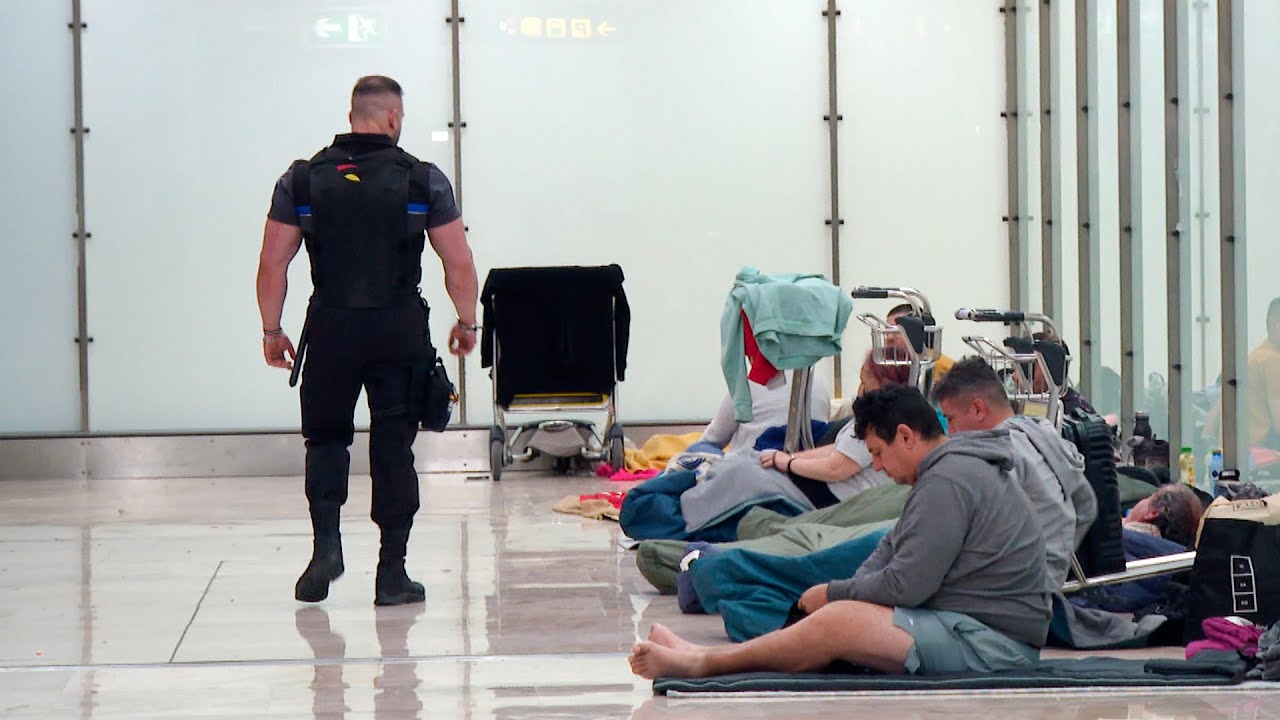 Primera noche de restricciones en Barajas: las personas sin hogar siguen en la T-4