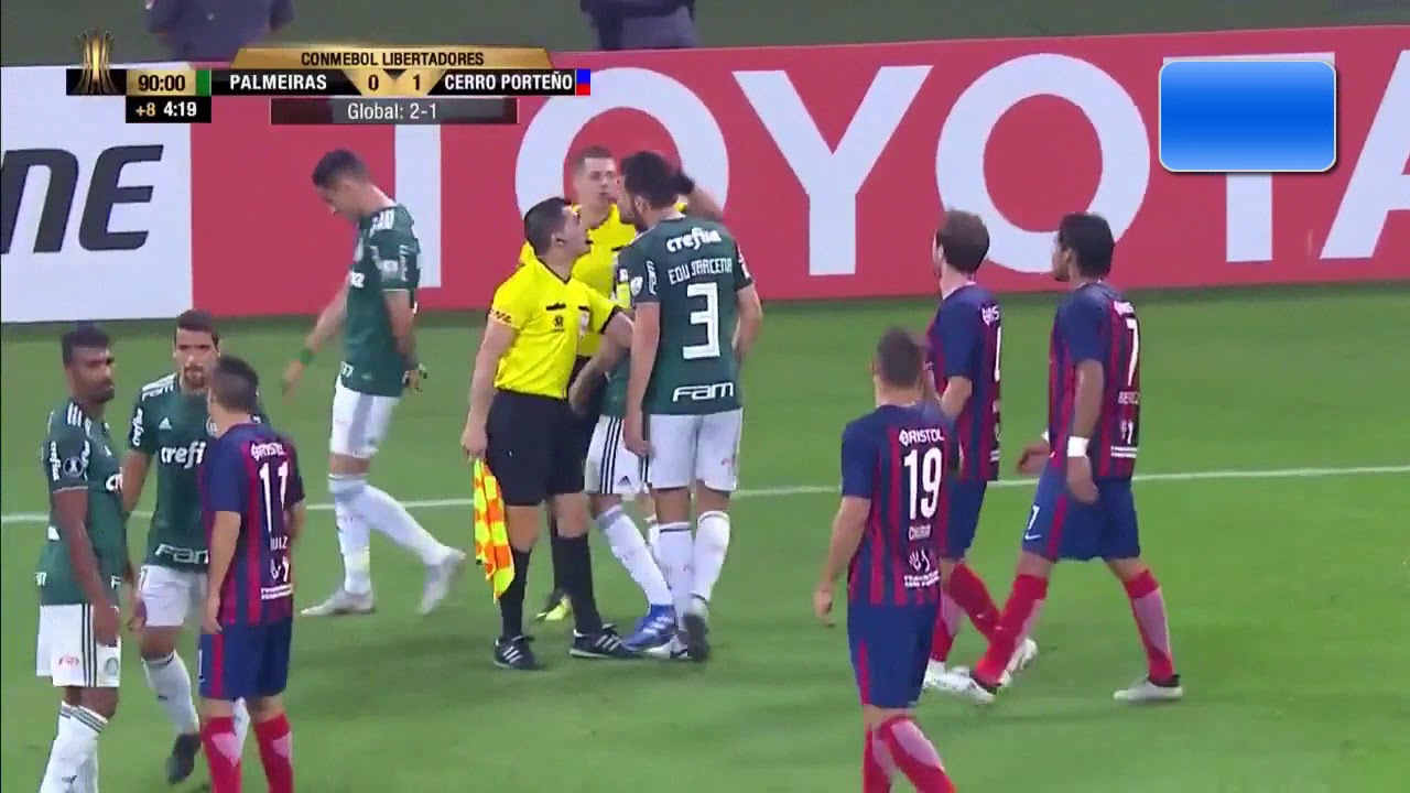 EL INCREIBLE SHOW DE DYVERSON DE PALMEIRAS A LA HINCHADA FRENTE A CERRO PORTEÑO (UN PAYASO)