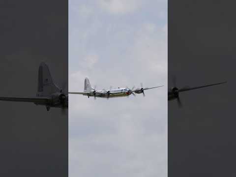 USAF WW2 B-29 superfortress insane flyby