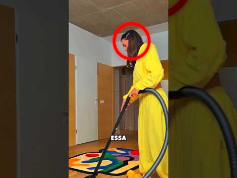 Por Que O Gatinho Não Queria Que A Sua Dona Limpasse Debaixo Do Tapete? 😱