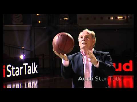 Uli Hoeneß greift im Audi Star Talk zum Basketball