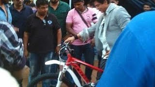 Rohit Shetty’s Special Gift For Shah Rukh Khan!
