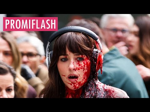 Video Thumbnail: Dakota Johnson blutverschmiert am Filmset in NY gesichtet