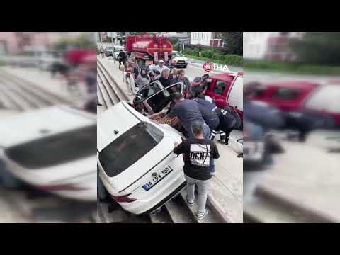 Kontrolden çıkan otomobil, müzenin merdivenlerinden aşağı düştü
