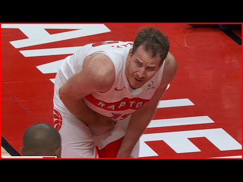 Jakob Poeltl eats a shot to the mid section 🤕