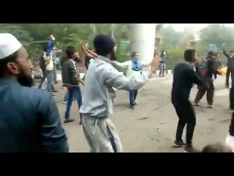 एक हाथ में टोपी एक हाथ में पत्थर ये हैं जामिया कॉलेज के छात्र