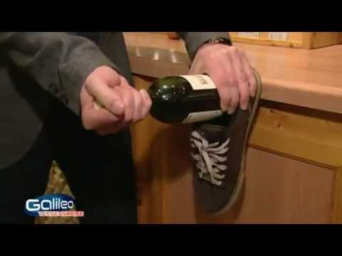 Weinflasche mit einem Schuh öffnen