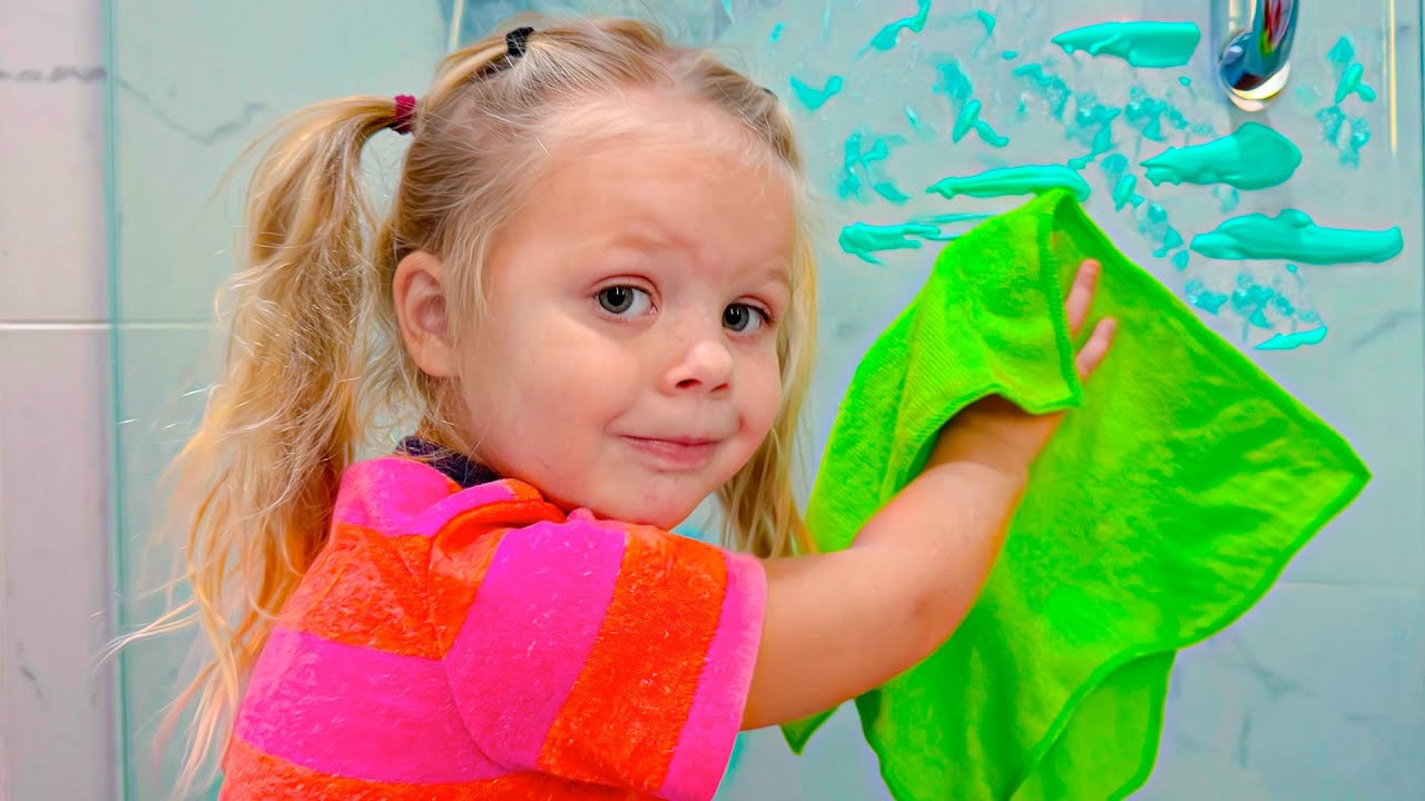 Naomi Cleans Up Her Messy House | Fun Cleaning Day!