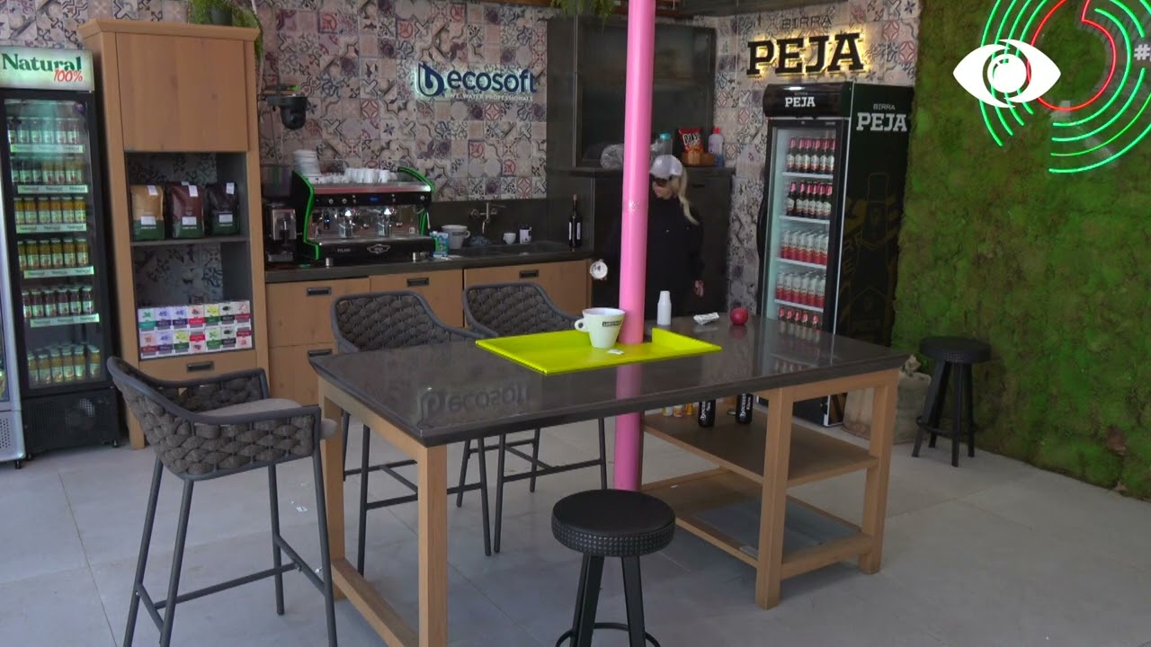 Valbona zgjohet dhe pastron në oborr