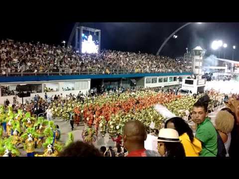Passagem da bateria da Mocidade Alegre em frente ao setor C - Carnaval 2016