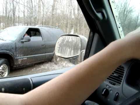 BLAZER GOIN THROUGH A MUD HOLE