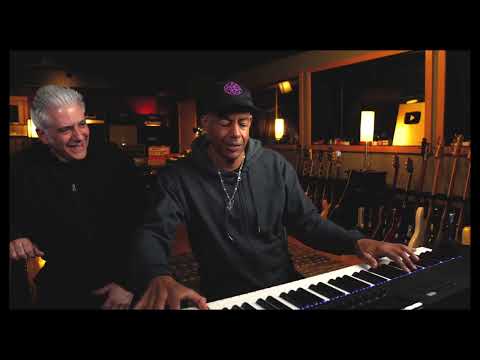 Tony MacAlpine Shredding On Keys and Guitar - Tony MacAlpine Triturando las teclas y la guitarra.