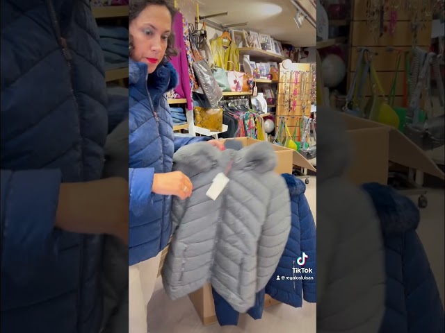Vídeo relacionado con Parka Mujer Juvenil Entretiempo Pantalon Beisbolera Kimono Lluvia Ceremonia Estampado Marcas Oversize Burdeos Peluditas Antelina Floral Petite Abuelas Prendas Metalizado Featherless Enceradas