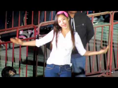 [FANCAM] 131019 SNSD YURI GEE&KISSING YOU @SMTOWN IN BEIJING