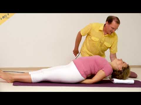 Fisch mit Decke hinter dem Kopf - Yoga Asana Lexikon