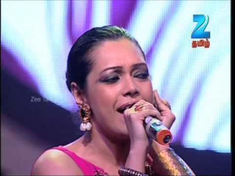 Ujjayinee Roy and Ranjith performing Valayapatti at the Zee Tamil concert