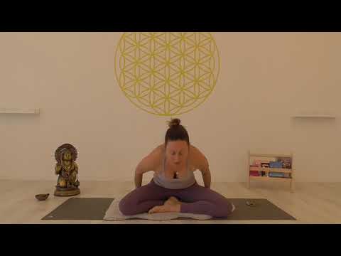 YOGA AKTUELL Video Tutorial: Nauli mit Katharina Middendorf, Teil 1