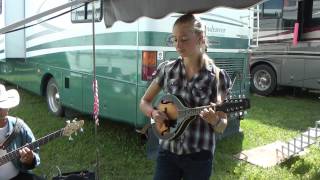 Susanna Heystek met Oukraalliedjie - Leslieville Antique Days - Potjiekos