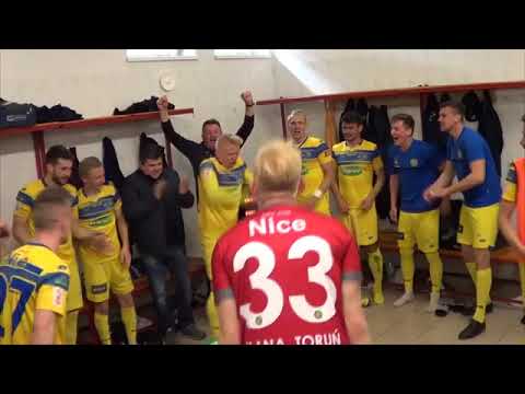 Szaleńcza radość zawodników i sztabu Elany Toruń w szatni po meczu