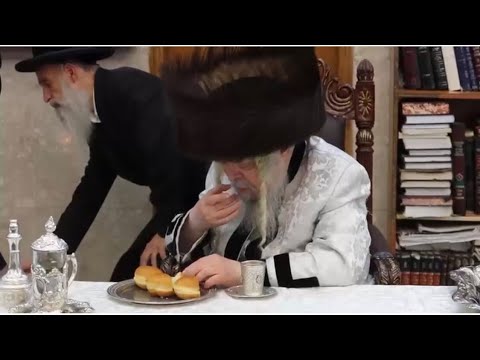 Kretchnif Siget Rebbe Zt”l Eating Doughnuts On Chanukah | האדמו״ר מקרעטשניף סיגעט ז״ל במנהג סופגנייה